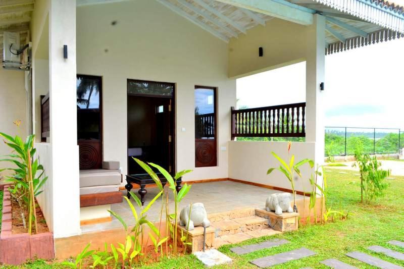 Guru Beach Resort Тангалла Экстерьер фото