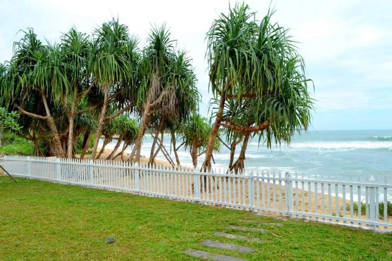 Guru Beach Resort Тангалла Экстерьер фото